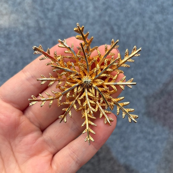 Coro Signed Vintage Gold-Tone Snowflake  Starbust Brooch - Picture 3 of 4